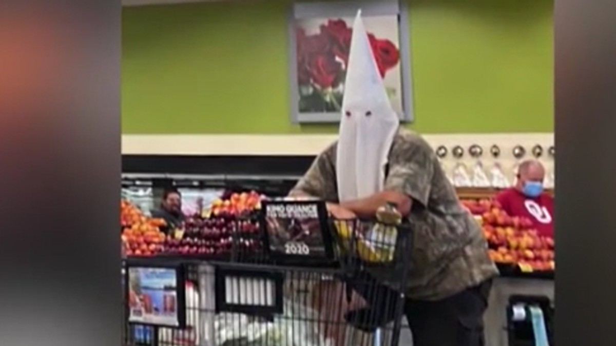 Un bărbat din SUA a intrat într-un magazin cu o glugă gen Ku Klux Klan în loc de mască facială