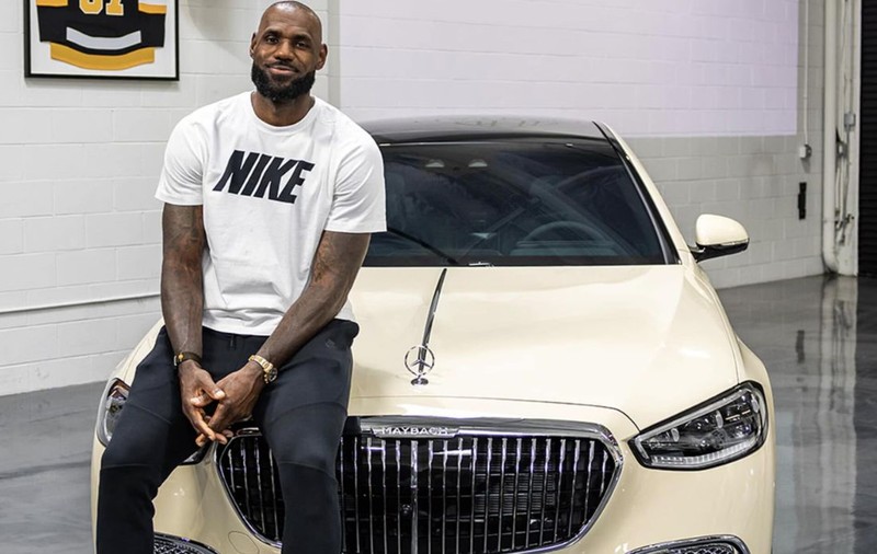 LeBron James are un nou Mercedes Maybach realizat de el. Are 630 CP și zilele de naștere ale copiilor gravate în interior