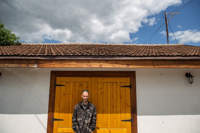 Mihai, în fața casei sale din Pătârlagele