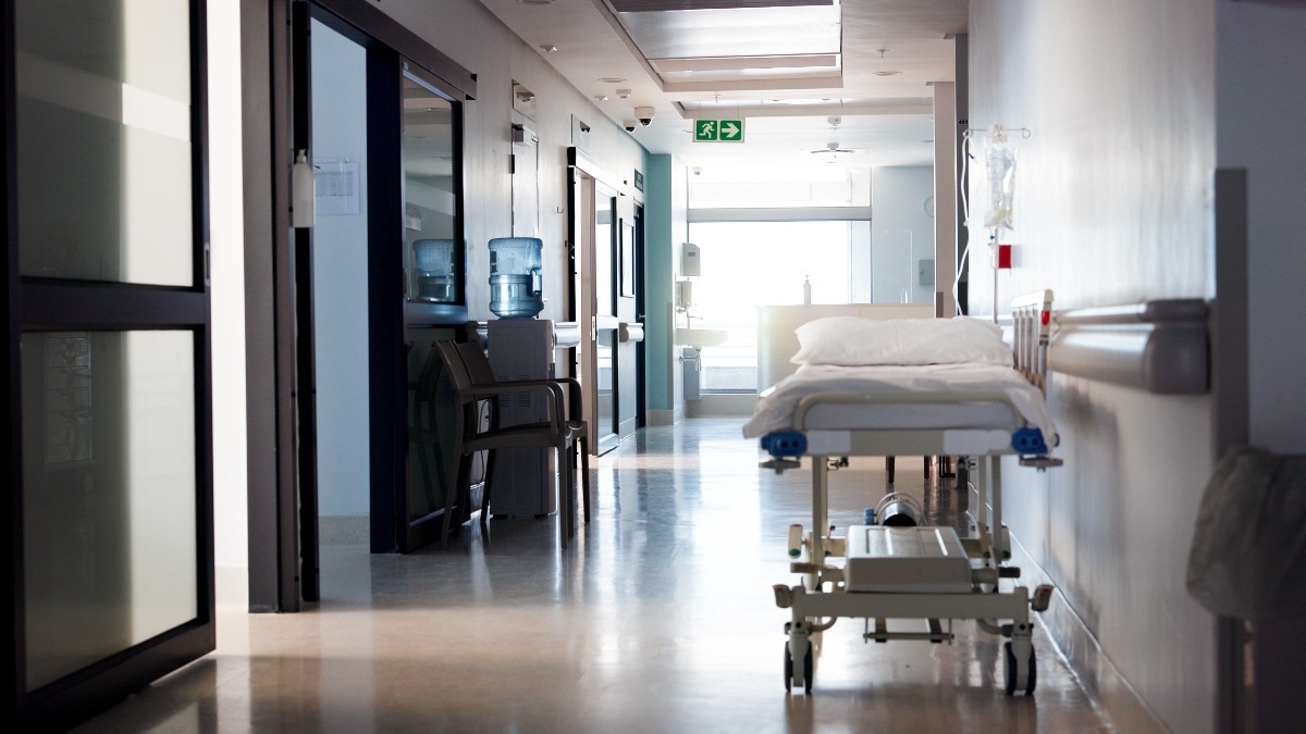 Holul unui spital de urgență, există un pat gol și nu sunt pacienți care să aștepte la ușile cabinetelor