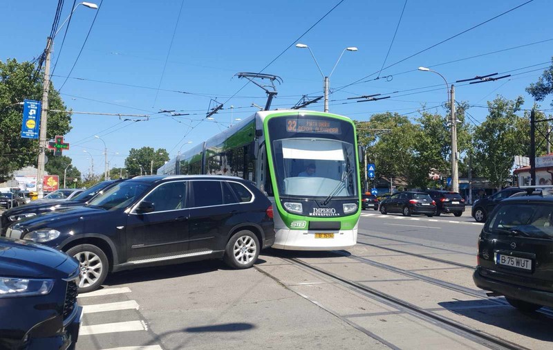 Tramvaiul 32, blocat pe Şoseaua Alexandriei de un BMW parcat neregulamentar