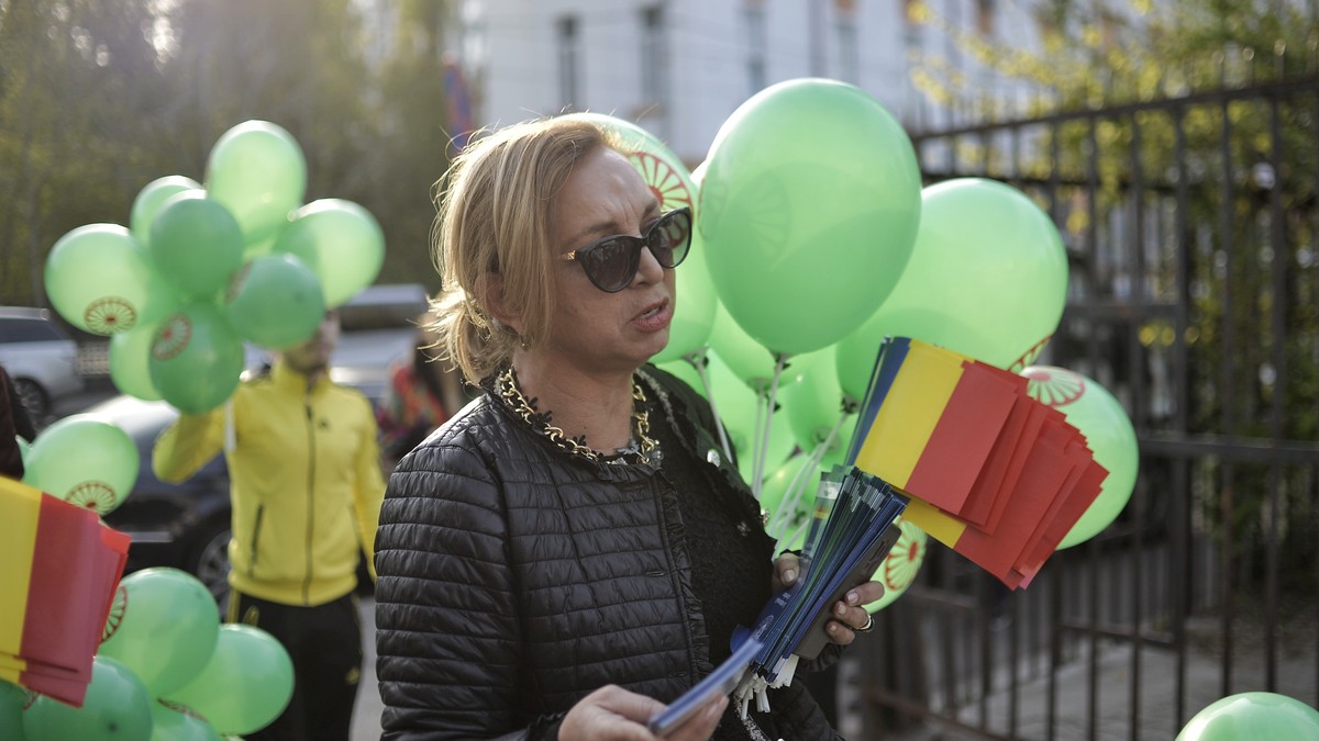 Fostă consilieră a Vioricăi Dăncilă, fotografiată în timp ce vindea petarde. Explicația Danei Varga