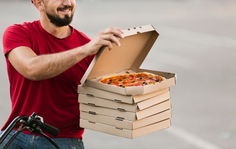 Procurorii turci cer 18 ani de închisoare pentru un curier care a scuipat pe o pizza. Un terorist riscă mai puțini ani