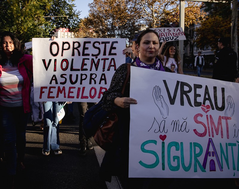 „Sute de femei sunt moarte, asta nu este dreptate”. Marșul prin care femeile cer să se simtă în siguranță în România: acasă, la muncă, pe stradă   