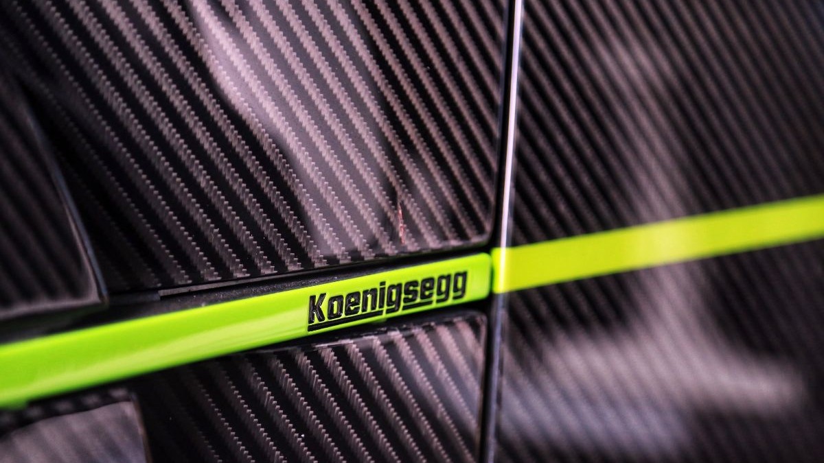 detaliu pe un hipercar Koenigsegg Agera R+ negru