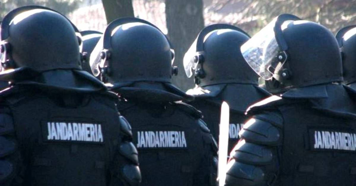 Un jandarm a fost agresat în timpul unor descinderi privind fraude cu carduri. Perchezițiile au vizat Capitala şi 5 judeţe