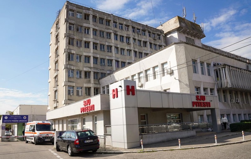 Scandal la UPU Pitești: bărbat agresiv sparge geamuri, atacă agenții de pază și este imobilizat de polițiști