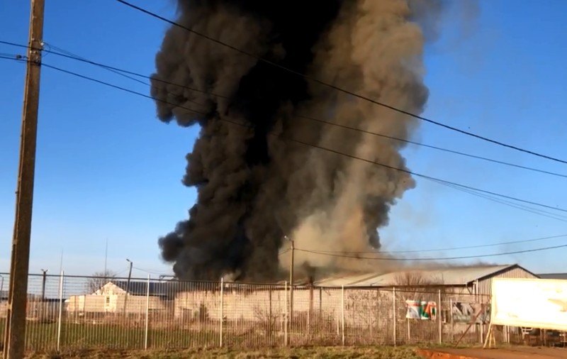 Incendiu puternic la Carei, la o hală în care sunt depozitate anvelope. Avertizare Ro-Alert pentru fum toxic