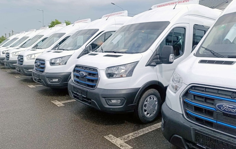 Același model de microbuz electric, vândut cu sume între 99.000 și 263.000 de euro, în funcție de județ. Ministrul Dragoș Pîslaru sesizează Parchetul European