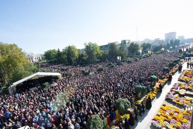Record de pelerini la racla cu moaştele Sf Cuvioase Parascheva