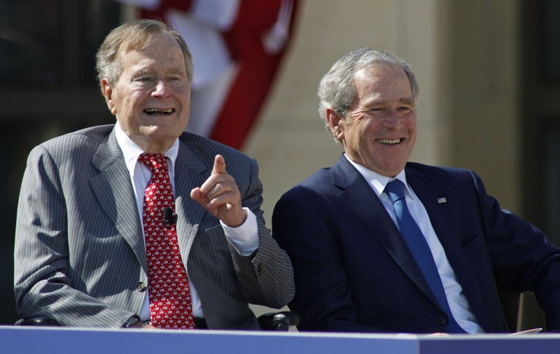 George Bush Sr. și-a sunat fiul înainte să moară. Ultimele cuvinte spuse de fostul președinte american