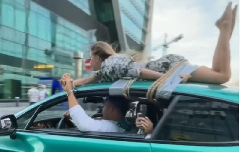 Un influencer rus a condus un Bentley cu iubita legată de acoperiș. Amenda primită pentru gestul său