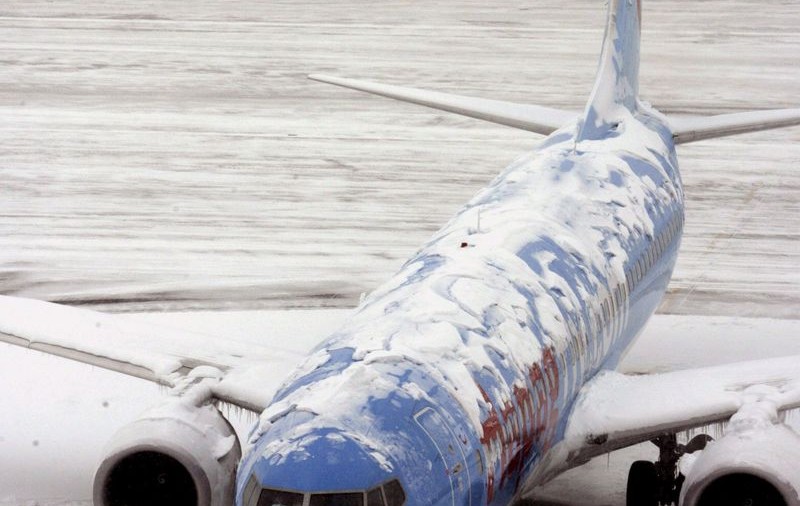 Zeci de români blocaţi într-un avion, în Paris