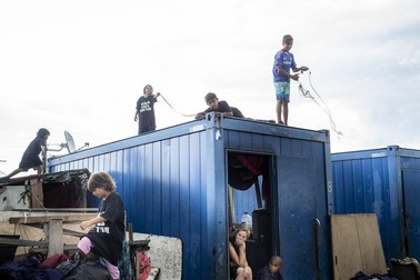 De șapte ani, familii numeroase trăiesc în containere | Foto: Mugur Vărzariu