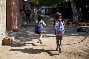 Diana şi Delia s-au întors să stea cu tatăl lor, Petre, care le lasă la şcoală