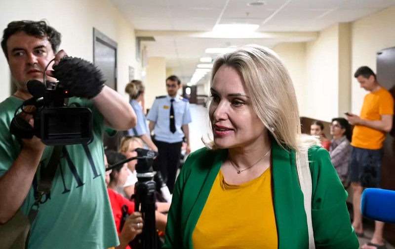 Jurnalista Marina Ovsiannikova, care a contestat războiul în direct: Putin „nu are suficient Noviciok ca să ucidă numărul tot mai mare de critici”