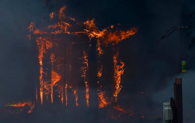Trei morţi în urma unui incendiu de vegetaţie din California de Nord. Mii de persoane, evacuate