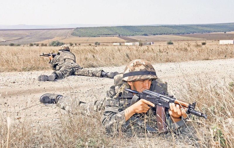 Militarii «ucid» la greu ţintele în poligon!