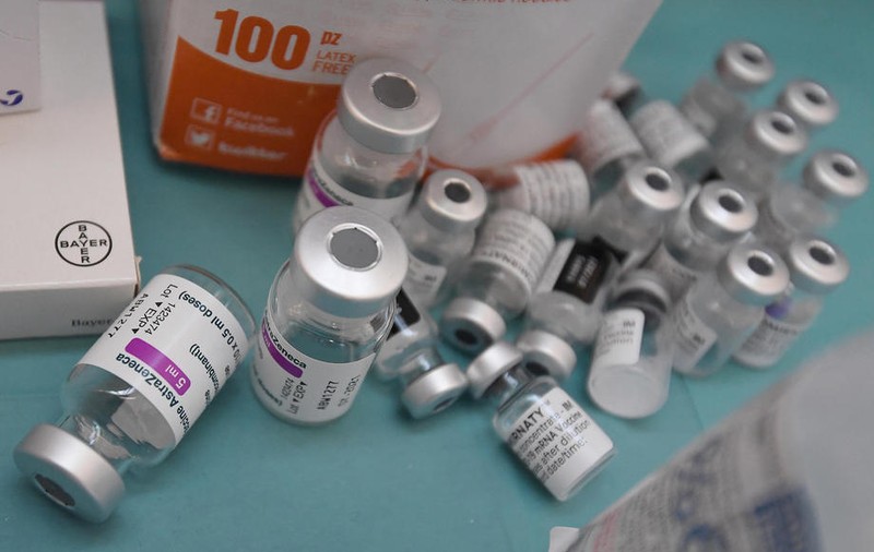 Studiu: Mai multe efecte secundare după asocierea a două vaccinuri anti-COVID