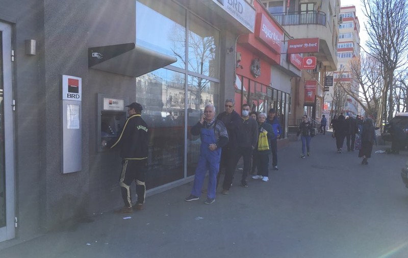Bucureștenii au făcut cozi la bancomate în criză de coronavirus: „E al patrulea la care încerc”