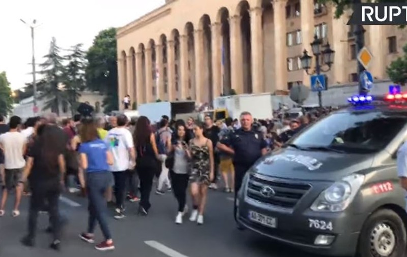 Putin a interzis zborurile către Georgia; la Tbilisi continuă protestele antiguvernamentale și antiruse