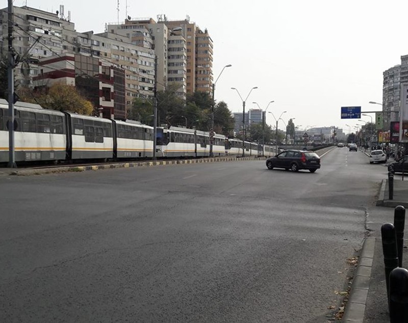 Linia 41, blocată în zona Lujerului, din cauza unui accident auto. RATB introduce o linie navetă de autobuze (FOTO)