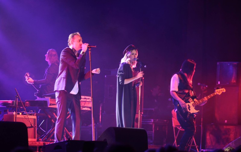 VIDEO EXCLUSIV/  Și-a cerut iubita în căsătorie, pe scena Sălii Palatului, la concertul trupei favorite Direcția 5