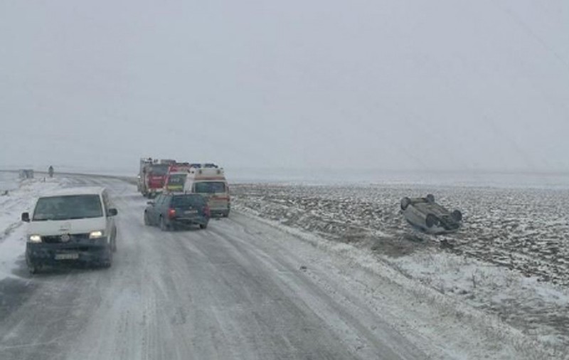 O maşină în care se aflau o femeie şi trei copii s-a răsturnat, pe DN10, judeţul Braşov