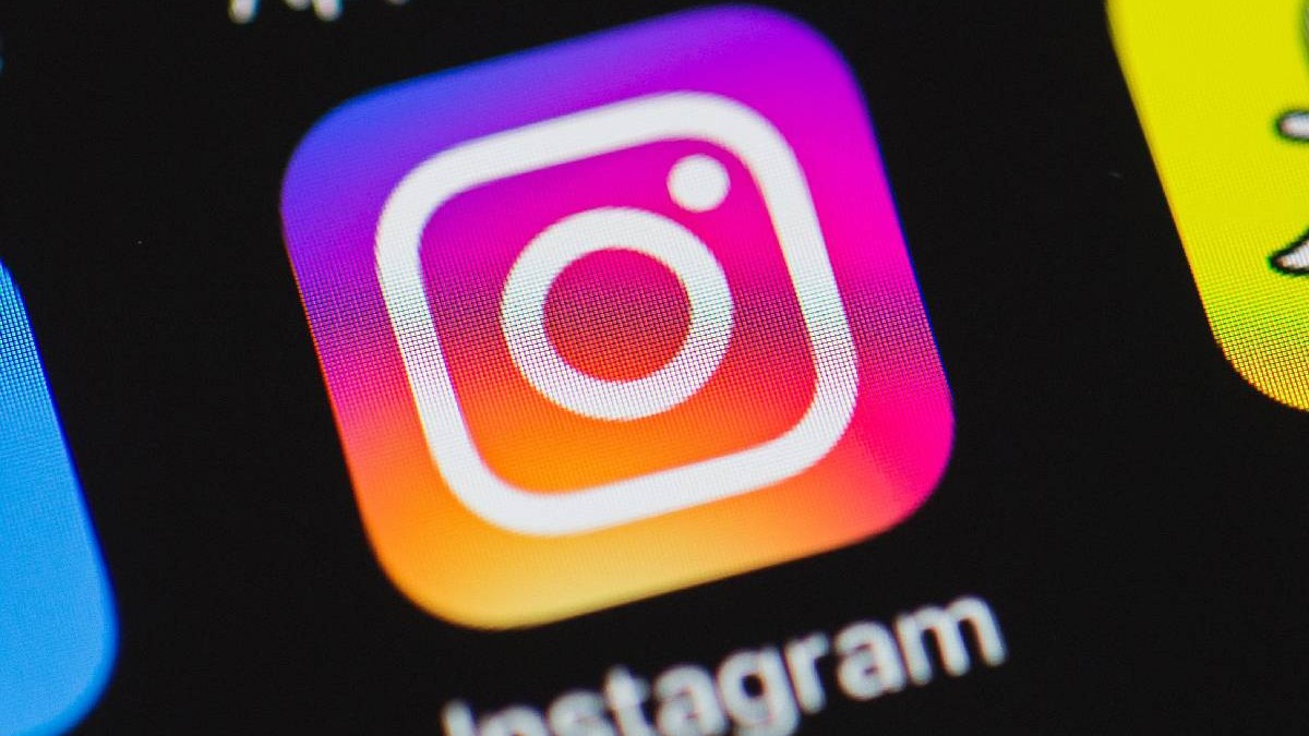 Pictograma Instagram pe ecranul unui telefon mobil