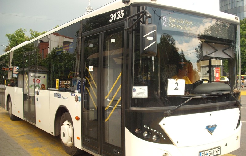 Compania locală de transport din Ploiești, dată pe mâna poliției pentru numărul de kilometri facturați la autobuze