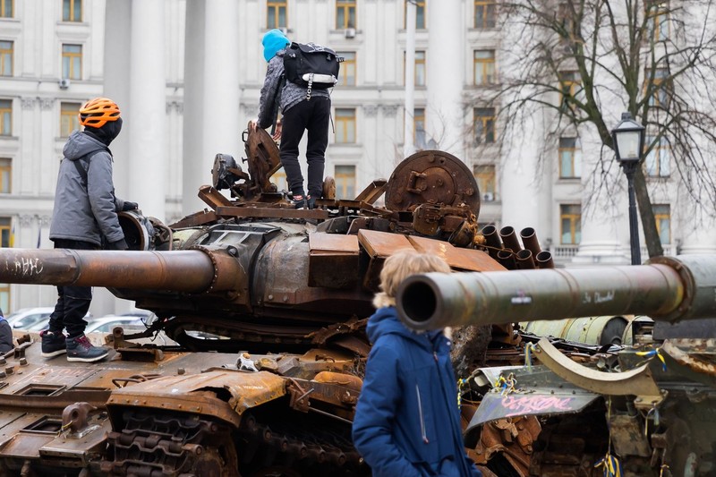 04 April 2023, Ukraine, Kiew: Children climb on a destroyed Russian tank in the city center. Federal Minister of Economics Habeck is on a visit to Ukraine with a business delegation.,Image: 767210327, License: Rights-managed, Restrictions: , Model Release: no