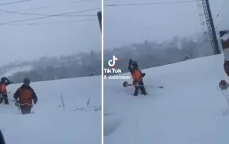 Imaginile zilei: în zăpadă, la tăiat buruienile de lângă calea ferată, cu motocoasa
