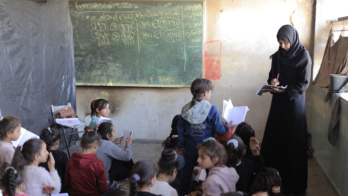 BEIT LAHIA, GAZA - 11 MAI: Un grup de profesori voluntari oferă educație la aproape 400 de copii strămutați în condiții extrem de limitate la Liceul Beit Lahia din nordul Gazei, în timp ce atacurile Israelului continuă nestăvilit, pe 11 aprilie 2025. În ciuda circumstanțelor dure, profesorii persistă, ținând lecții în clădiri avariate, unde elevii stau pe covoare, corturi și cearșafuri de plastic în loc de birouri și scaune
