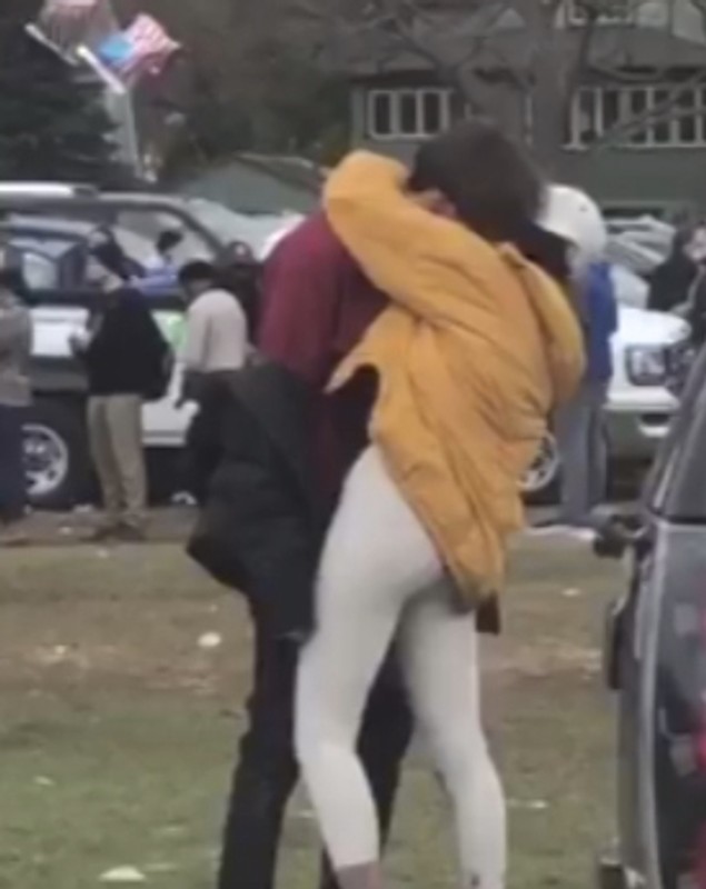 FOTO| Malia Obama surprinsă sărutându-se cu un tânăr de la Harvard