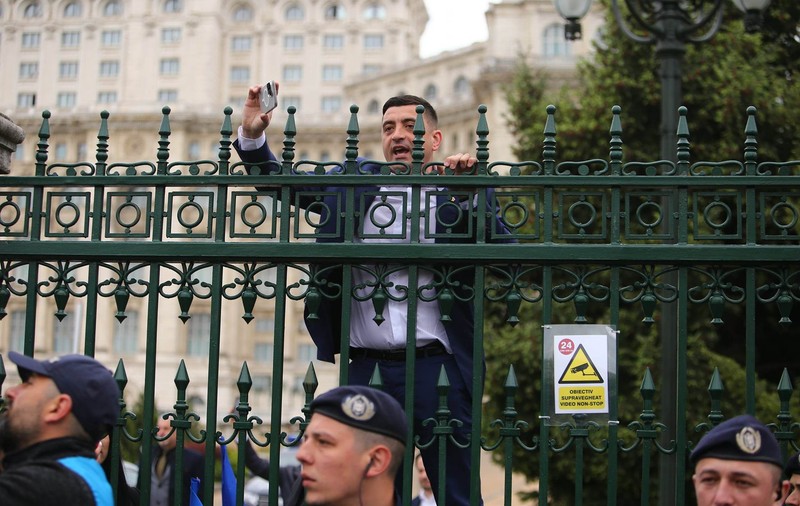 Îmbrânceli între manifestanți și jandarmi la protestul AUR față de „legile antinaționale”, la poarta Parlamentului