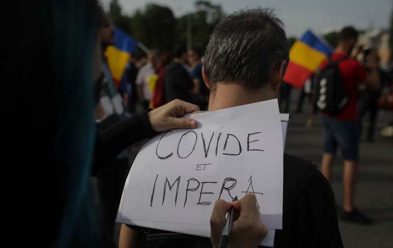 Adevărul din spatele teoriilor conspirației. Pentru mulți români, COVID-ul chiar e nimic pe lângă greutățile cotidiene