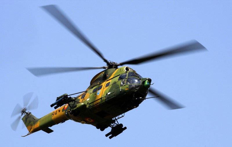 Momentul în care un elicopter militar a aterizat de urgență, după ce și-a pierdut un motor în timpul unui exercițiu internațional