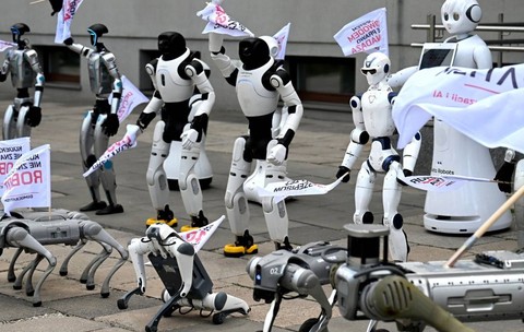 Roboți umanoizi protestează în Polonia împotriva AI.