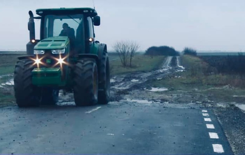 O primărie din Galați amendează șoferii tractoarelor și camioanelor care lasă noroi pe drumurile din comună: „Murdăriți, plătiți!”