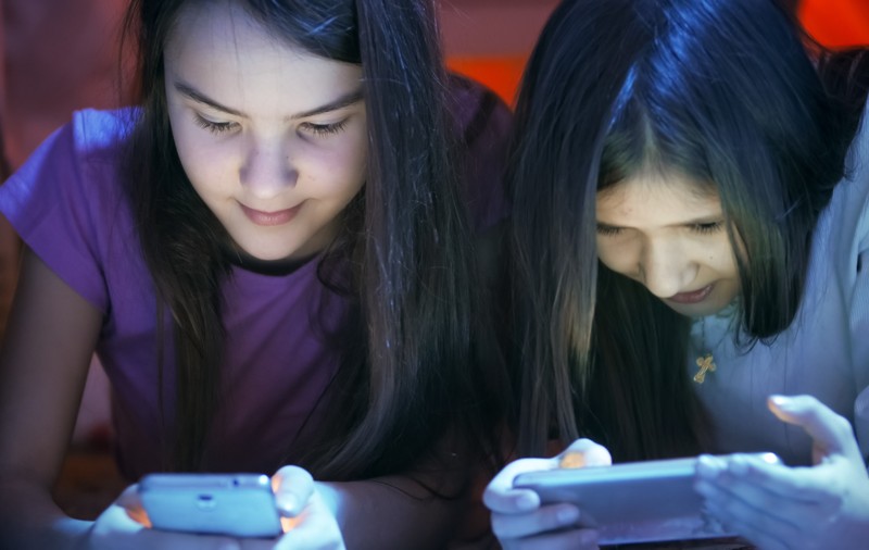 Studiu: De la ce vârstă îi dai copilului telefon sau laptop conectat la internet. Cum poți urmări pe ce site-uri intră și cât timp petrece online