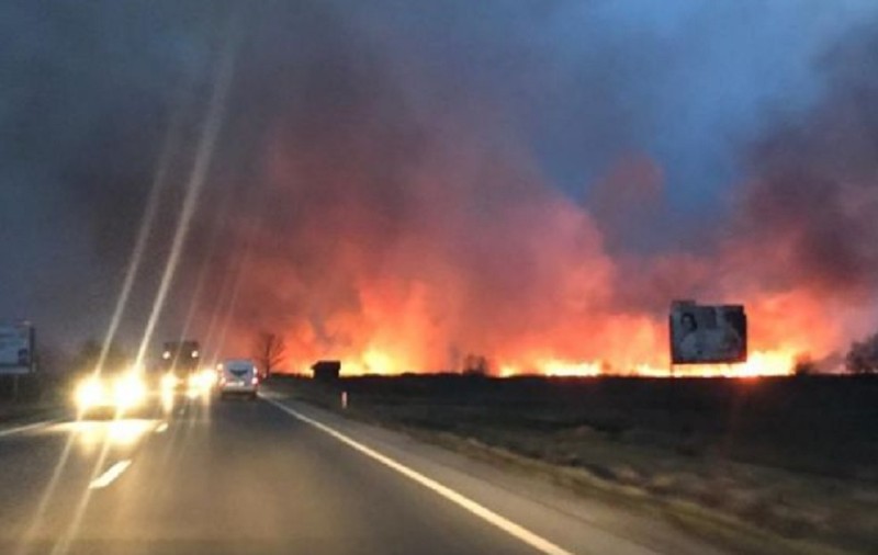 Incendiu puternic de vegetație. Traficul pe DN 1, complet blocat vineri seara
