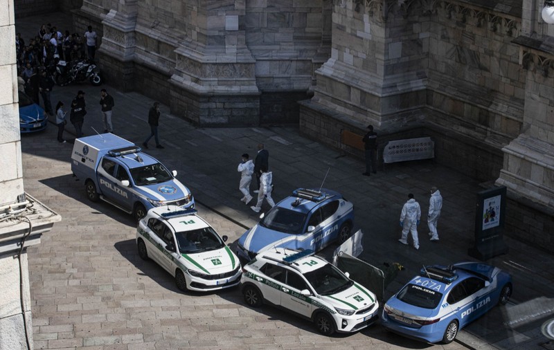 Un criminal s-a aruncat de pe Domul din Milano, în mijlocul zilei, printre turiști: „Piața s-a golit într-o clipă”