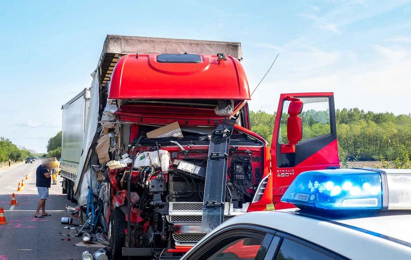 Șofer român de TIR, scăpat miraculos cu viață dintr-un accident violent. Cabina a fost distrusă complet pe o autostradă din Ungaria