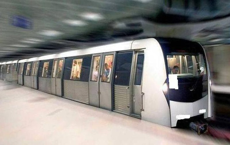 O femeie s-a aruncat în faţa metroului, în staţia Piaţa Romană