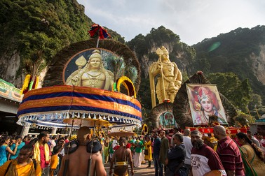 Mii de pelerini se îndreaptă spre templul lui Murugan de la Batu Caves, unii purtând mini altare ale zeului ilustrat în diverse momente ale vieții. Alături de intrarea templului stă o statuie a lui Murugan purtând armă Vel, înaltă de 37 m, cea mai mare statuie a lui Murugan din lume.