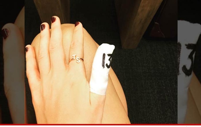 Accident în bucătărie! Taylor Swift și-a tăiat degetul