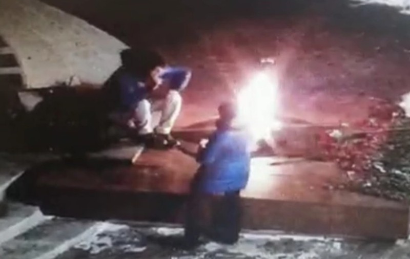 Un bărbat a fost arestat pentru profanare, după ce și-a aprins o țigară de la „Flacăra Eternă” din Kurgan