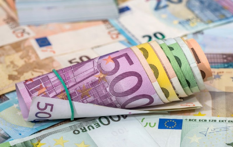 Țara din Europa care le oferă cetățenilor, inclusiv străini, vouchere de 2.000 de euro. Cine poate aplica pentru bani