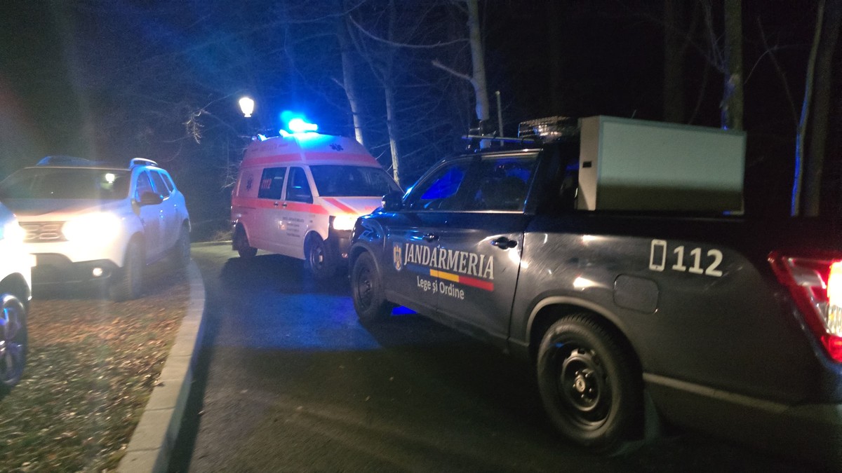 Ambulanța și mașini de la DNA, în fața casei lui Vlad Oprea din Sinaia, 22 ianuarie 2025