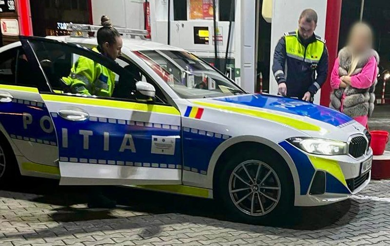 O șoferiță din București îmbrăcată în roz a rămas fără permis, într-o benzinărie: „Bine că am oprit-o noi”